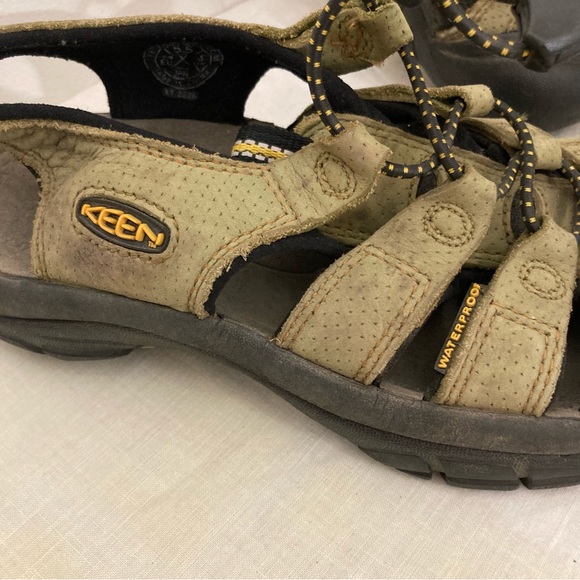 Keen green outdoor sandals size 5.5 - Picture 2 of 9